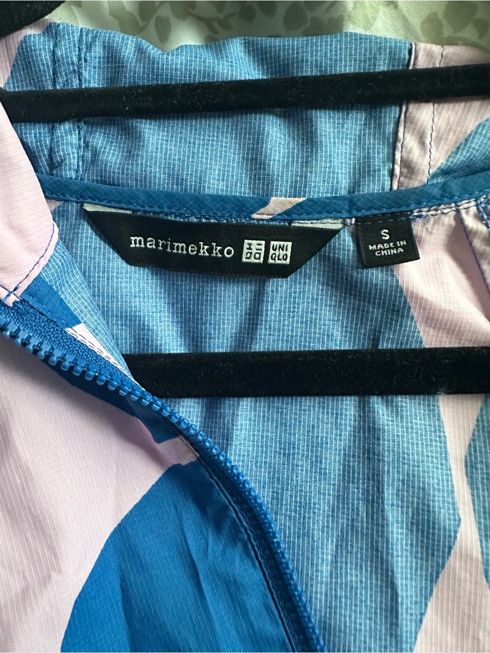 Uniqlo x Marimekko Pocketable UV Protection Parka blue and pink dot - Picture 4 of 4